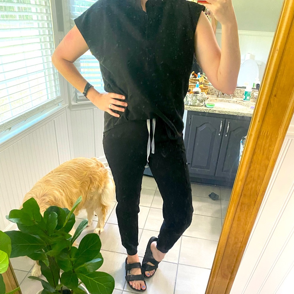 Figs scrubs set Rafaela Top with Small Tall Highwaisted bottoms